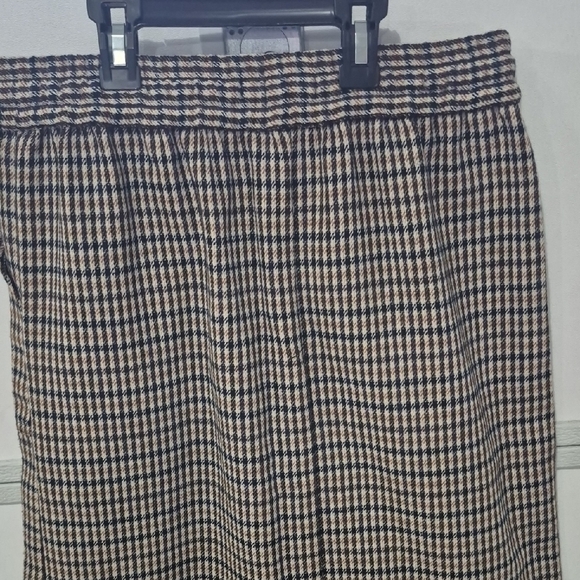 Elastic Waist Houndstooth Midi Skirt in Black and Cream - Picture 7 of 11